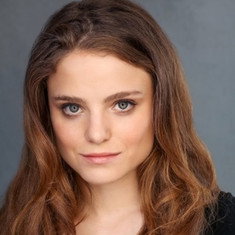 Mia Vallet