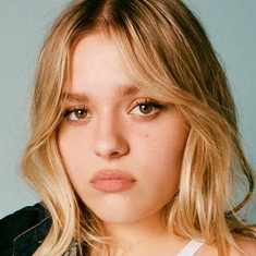 Maisy Stella