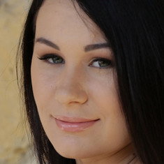 Nikki Stills