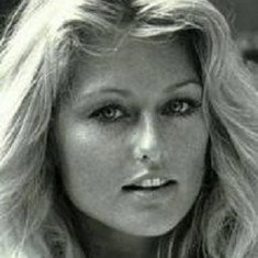 Mary Stavin
