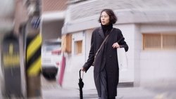 The Woman Who Ran background image