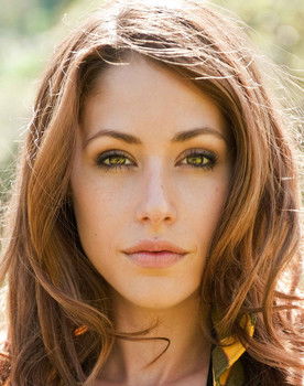 Amanda Crew