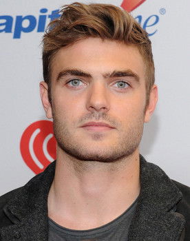 Alex Roe