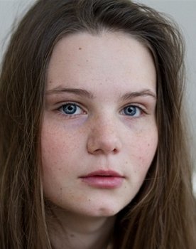 Zoé Héran as Skati