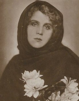 Magda Sonja as Giannino's mother