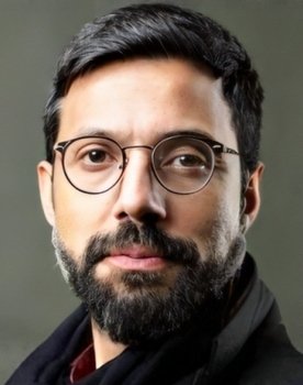 Mehmet Önder as Şahin Bey