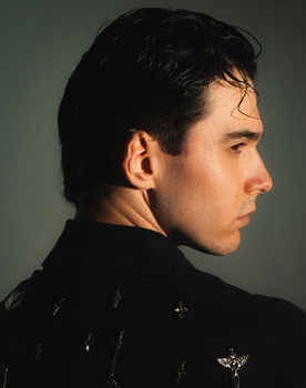 Iván Lledó as Experto en WikiHow