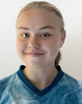Mathea Berg as Julies venninne