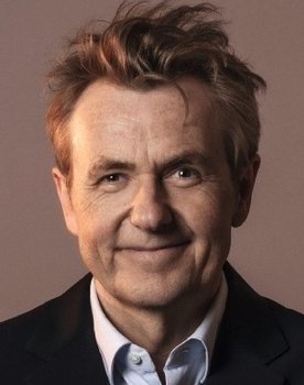 Fredrik Skavlan as Journalist