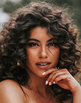 Αναστασία Βελισσαρίου as Λένα