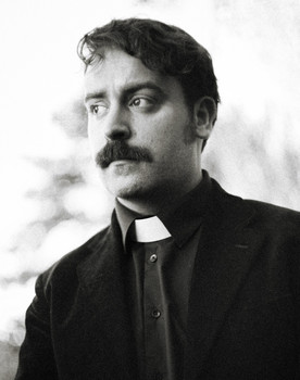 Elías Ortiz as Padre Ernesto