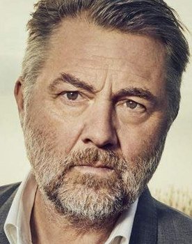 Jens Jørn Spottag as Lars