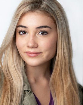 Clementine Lea Spieser as Beatrix