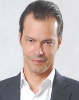 Heitor Martinez as João