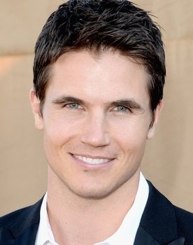 Robbie Amell Photo
