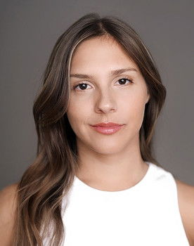 Paulina Vetrano as Zoe Velázquez