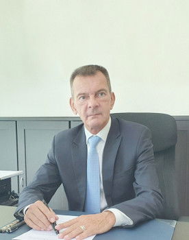 Rudolf Hofer as Self (Honorarkonsul)