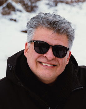 Douglas Rezende as Leôncio