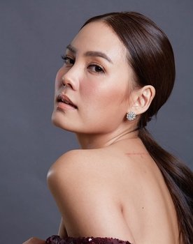 Janie Tienphosuwan as Yokphaka / "Yok"