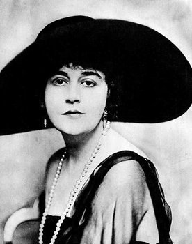Virginia Pearson as The Wife (uncredited)