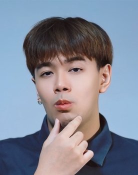 Voravee Thabthimthavorn as Stalker / Psychopath Customer