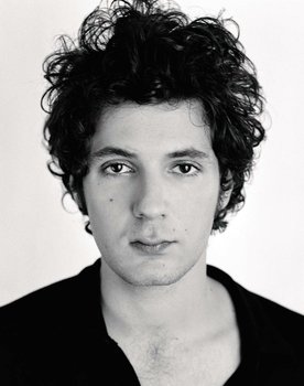 Vincent Lacoste Photo