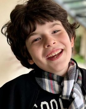 Gabriel Avellar as Felipe "Pê de Peste"