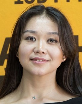 Zhanilai Isakova as Ainura
