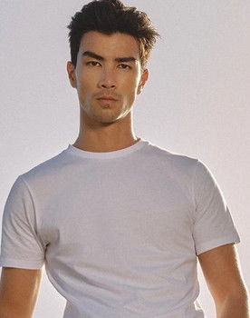 Nasr Ho-Yee as Bruce Kwan