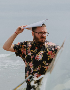 Mohsen Asdaghpour as Clerk