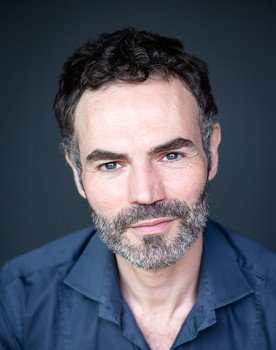 Antoine Michel as Régis, the brother