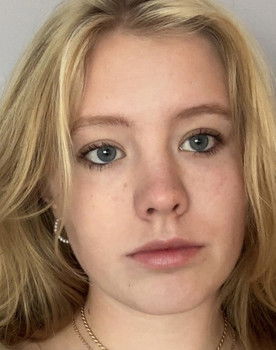 Teagan Ealey as Chloe