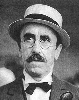 Jesús Guzmán as Notario