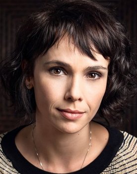 Débora Falabella as Manuela