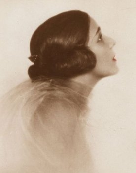 Lili Darvas as The old woman