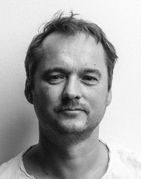 Bartek Kaminski as Gruppeleder (voice)