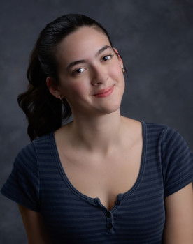 Gali Nussbaum as Holly