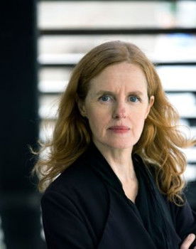 Malin Alm as Roberts mom