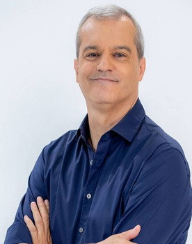 Ramón García as Presentador