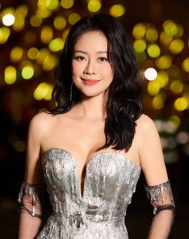 Phí Linh as Jewellery's Staff