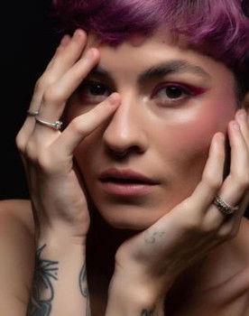 Victória Niquê as Extraterrestre Híbrido