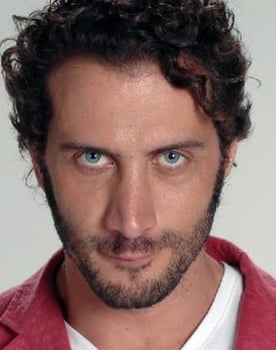 Luciano Cáceres as Roberto