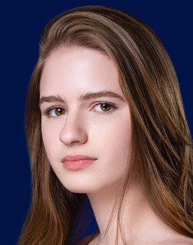 Alexandra Avezova as Hazel