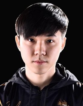 Suwijak Mahatthanachotwanich as Pat's Friend 2