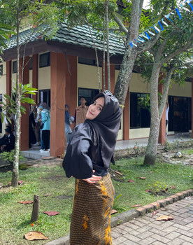 Nida Udhiyani as Ica