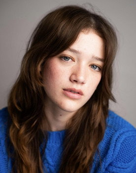 Sofia Reddersdorf as Phoebe