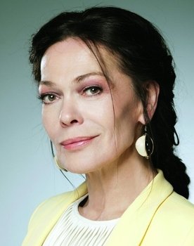 Elle Kull as Akvilė