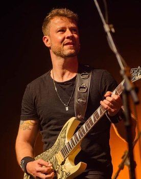 Cristiano Wortmann as Guitars