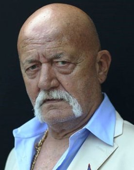 Sümer Tilmaç as Güllü'nün Patronu