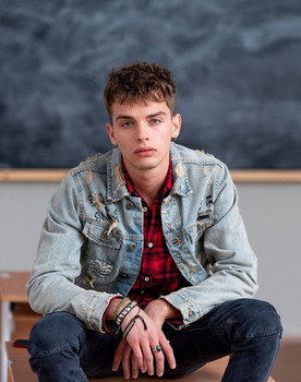 Hozák Kevin as Kecaj